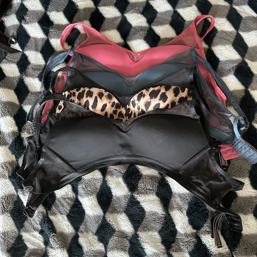 Victoria's Secret Incredible Lightweight Max Sports Bra Bundle